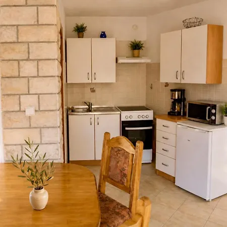 Novoselic Apartment Vir